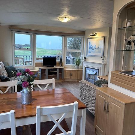 Captivating 2-Bed Static Caravan In Holyhead Llanfachraeth エクステリア 写真
