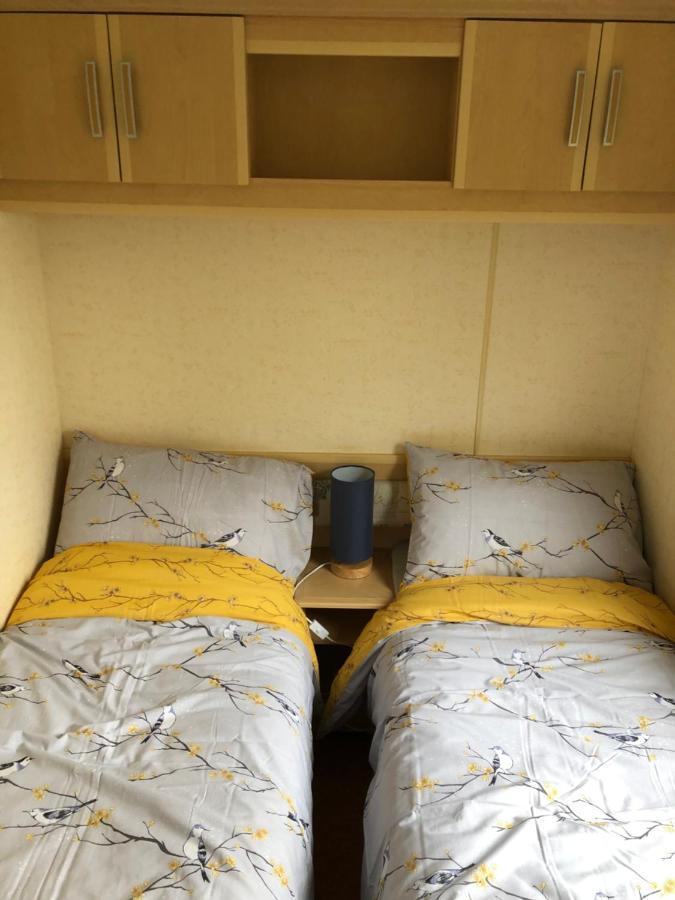 Captivating 2-Bed Static Caravan In Holyhead Llanfachraeth エクステリア 写真