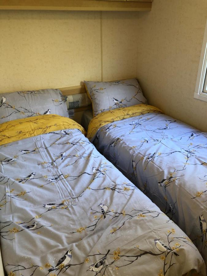 Captivating 2-Bed Static Caravan In Holyhead Llanfachraeth エクステリア 写真