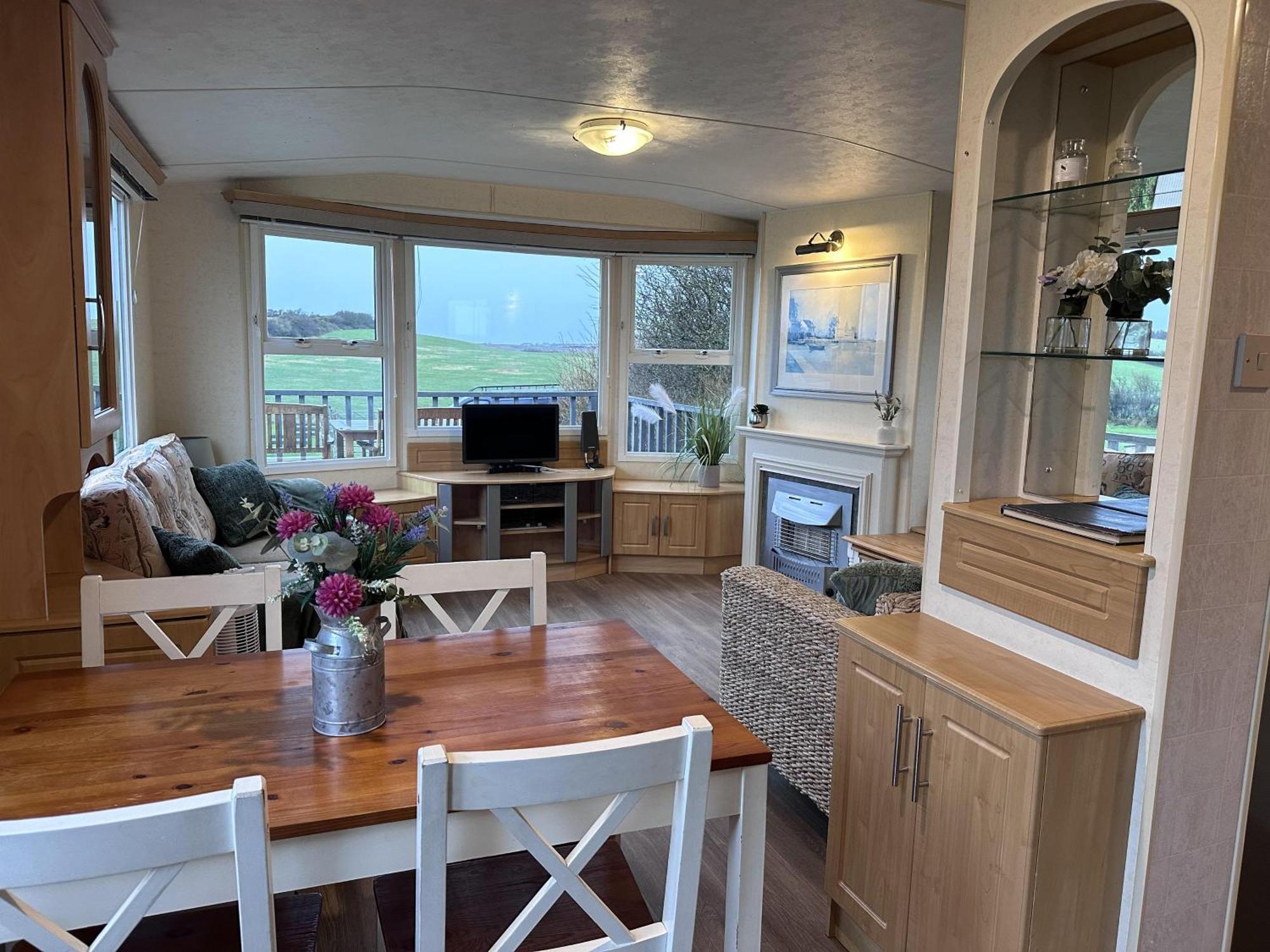 Captivating 2-Bed Static Caravan In Holyhead Llanfachraeth エクステリア 写真