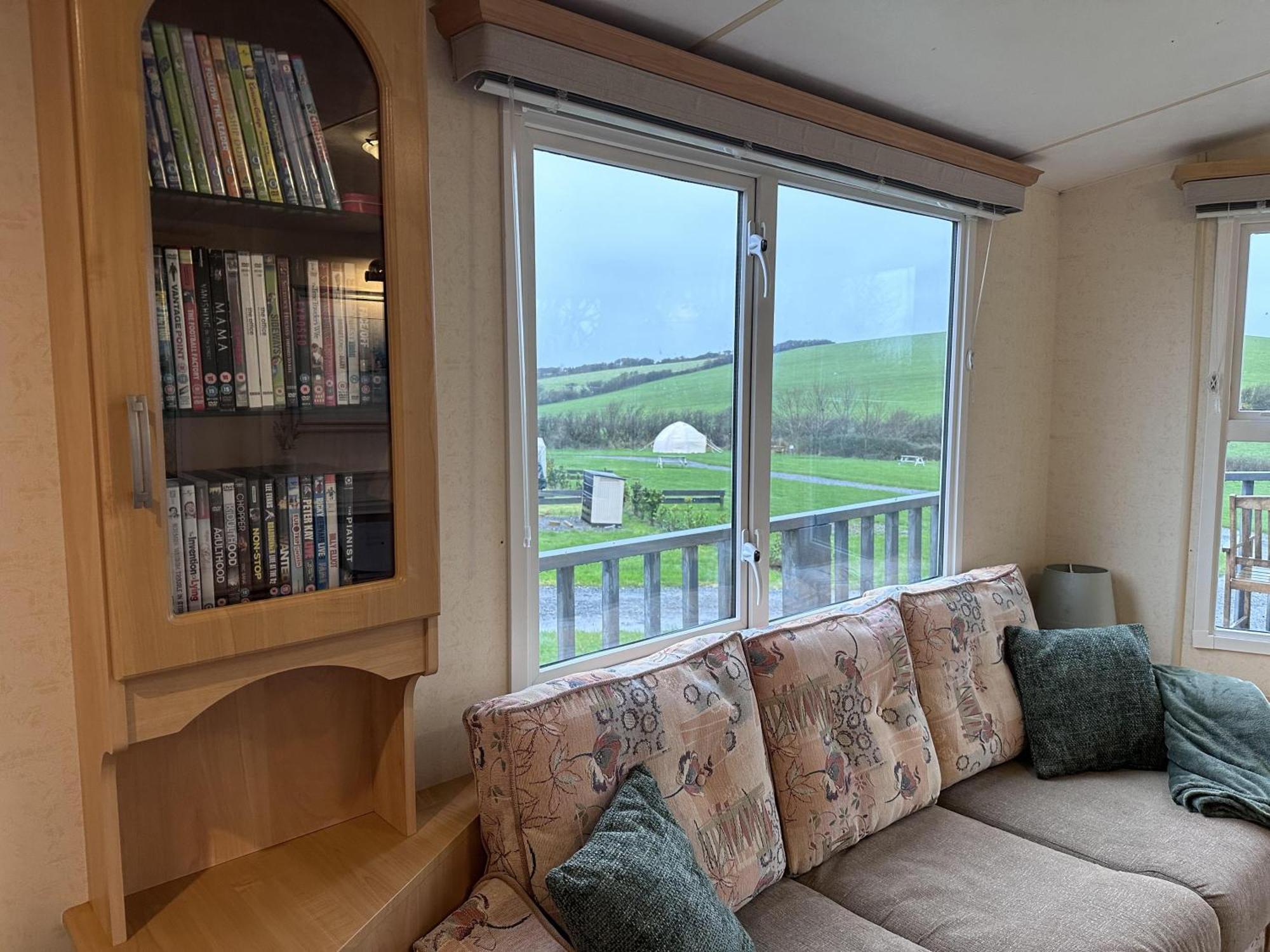 Captivating 2-Bed Static Caravan In Holyhead Llanfachraeth エクステリア 写真